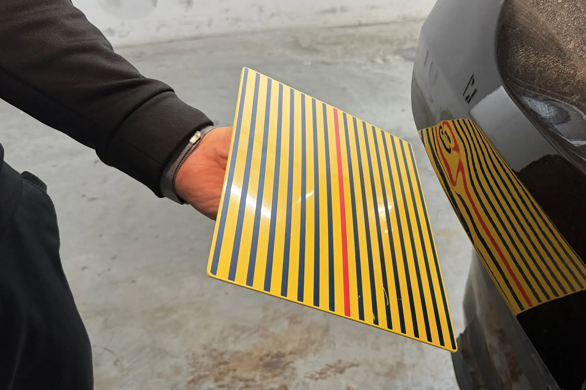 Reflexionstafel mit Streifenmuster am Heck eines Fahrzeugs